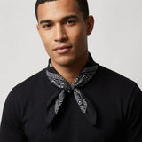 Bandana noir RoyalBandana porte par un homme autour du cou photo sutdio