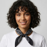 Bandana Noir RoyalBandana porte par une femme autour du cou