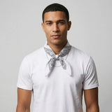 Bandana blanc RoyalBandana porte par un homme autour du cou photo sutdio