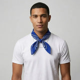Bandana bleu RoyalBandana porte par un homme autour du cou photo sutdio