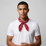 Bandana rouge RoyalBandana porte par un homme autour du cou photo sutdio