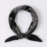 bandana-imprime-noir-plie