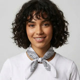 femme-portant-un-bandana-blanc