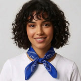 femme-portant-un-bandana-bleu