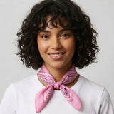 femme-portant-un-bandana-rose