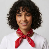 femme-portant-un-bandana-rouge