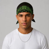 homme-portant-un-Bandana-Celeste-Vert