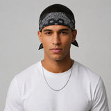 homme-portant-un-bandana-imprime-noir