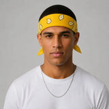 homme-portant-un-bandana-jaune