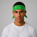 homme-portant-un-bandana-vert